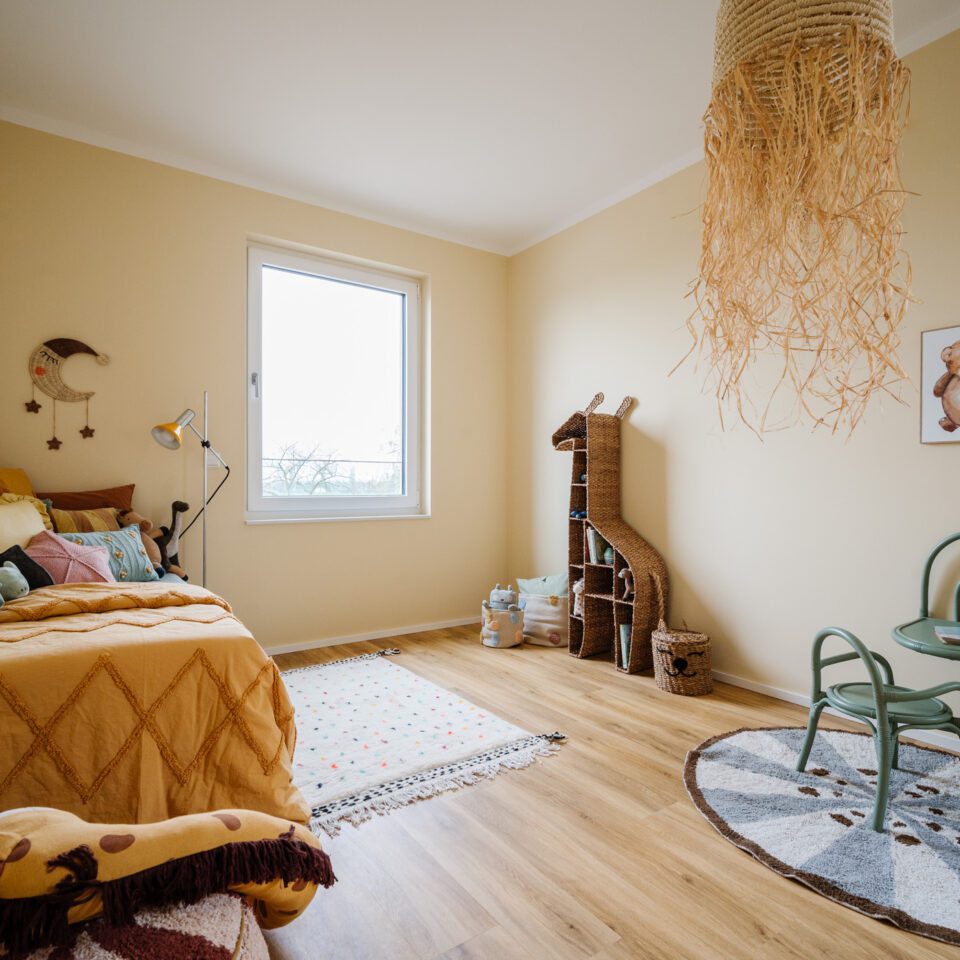 Kinderzimmer Home Staging Wandfarbe gelb sonnig Musterhaus